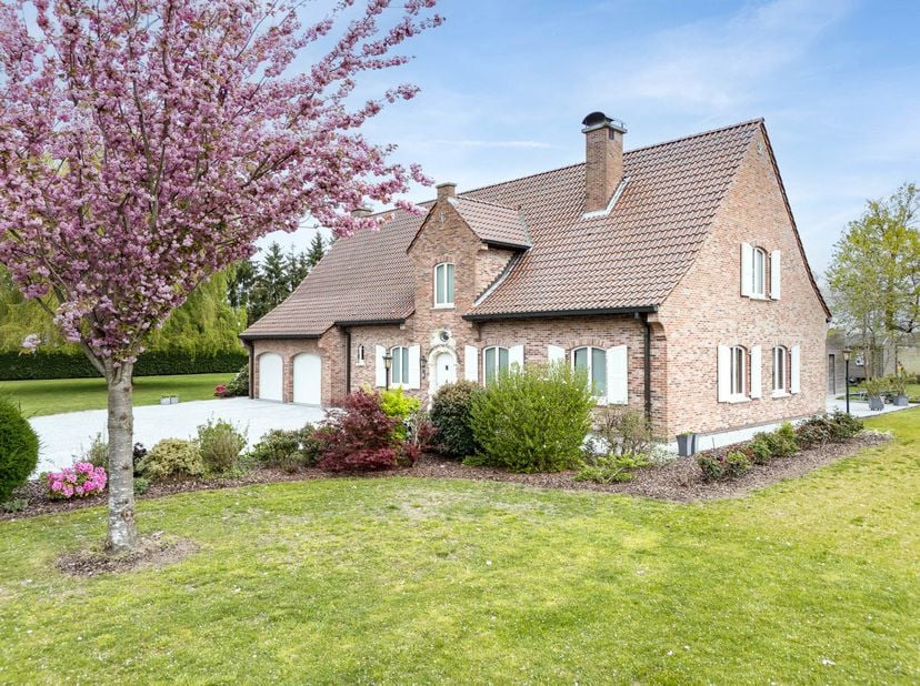 Belle maison de campagne sur un grand terrain
