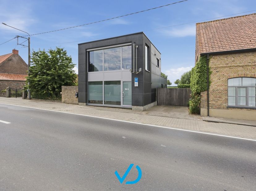 Op de Rijselseweg in Voormezele bevindt zich deze unieke en instapklare eigendom die wonen en werken moeiteloos combineert. Dankzij de strategische li
