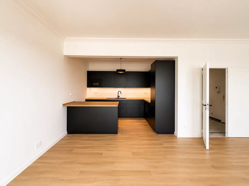 Victoire | Junot vous propose, au sein de la résidence prisée Parc J.F. Kennedy, ce superbe appartement entièrement rénové bénéficiant d'une vue panor