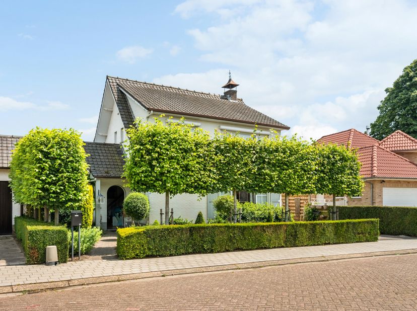Dans un quartier résidentiel paisible, à proximité du centre animé, se trouve cette charmante maison avec une âme unique et romantique. Entourée d'un