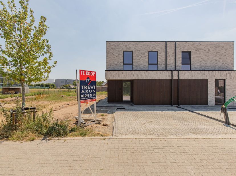 PRACHTIGE NIEUWBOUW HALFOPEN BEBOUWING MET 3 SLAAPKAMERS, BUREAU EN TUIN OP 5A 30CA.<br />
Deze moderne woning is gelegen in een rustige en kindvrien