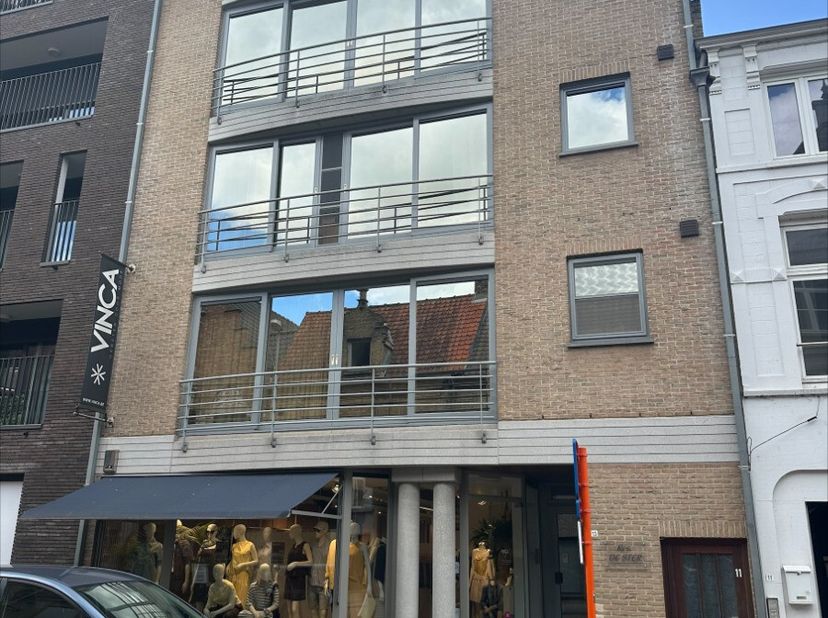 Gerenoveerd appartement in de Zuidstraat, hartje centrum Veurne. Dit appartement biedt een comfortabele indeling met twee slaapkamers en een badkamer,
