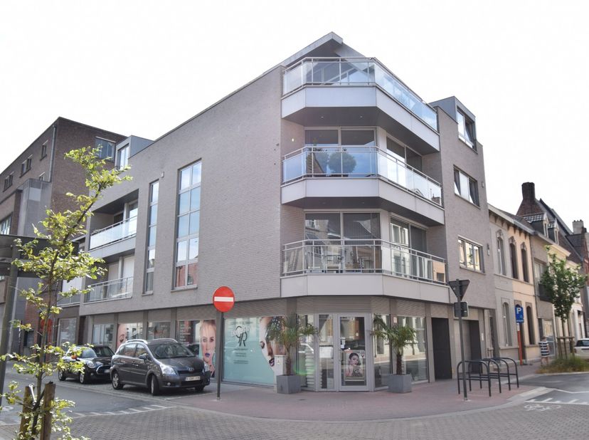 Dit ruime appartement is gelegen in het bruisende Roeselare en biedt alle comfort en luxe die je maar kunt wensen. Het penthouse bevindt zich in de re