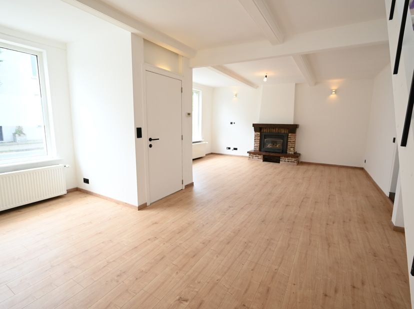 Deze SMAAKVOL GERENOVEERDE woning situeert zich in de GROENE RAND van Oudenburg! Vanuit de woning heeft u een SUBLIEM UITZICHT op de ACHTERLIGGENDE UI
