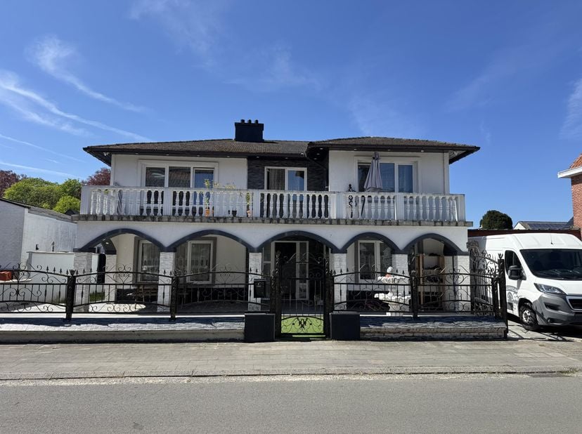 Te koop: Ruime gezinswoning met 5 slaapkamers in Moerbeke-Waas<br />
Adres: Kerchovestraat 14, 9180 Moerbeke-Waas, Lokeren<br />
<br />
Ontdek deze pr
