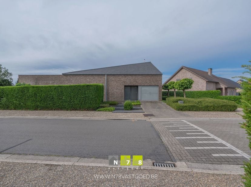 VRIJSTAANDE WONING MET EEN VOLLEDIG INGERICHT EN VERGUND BIJGEBOUW OP EEN PERCEEL VAN 7A33CA TE DILSEN. <br />
TROEVEN<br />
- Tijdloze, hedendaagse u