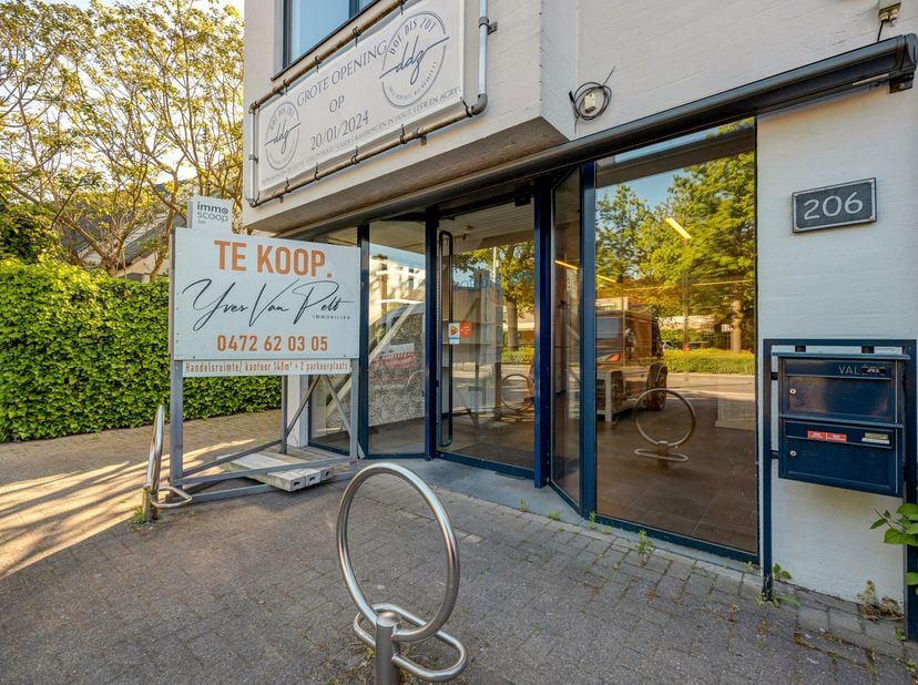 UNIEKE KANS: instapklaar handelspand met topligging in Sint- Antonius<br />
Bent u opzoek naar de perfecte locatie om uw zaak te starten of uit te bre