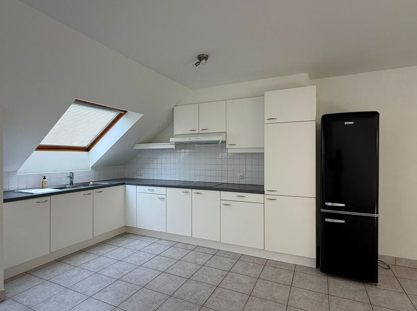 Dakappartement met 1 slaapkamer in Herk-de-Stad. Dit appartement heeft een bewoonbare opp. van 74m² en is ingedeeld als volgt:Tweede verdieping: inkom