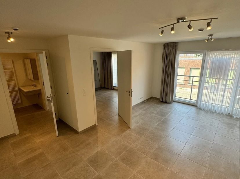 Deze flat is gelegen in residentie Gaudium in de Guido Gezellestraat te Mol, op wandelafstand van het centrum waardoor de nodige faciliteiten (winkels