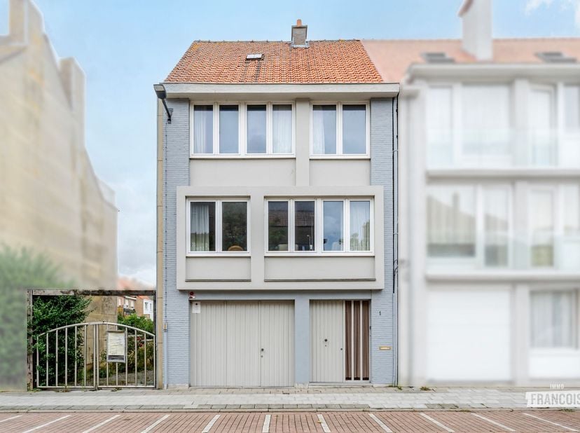 Op zoek naar een ruime gezinswoning met karakter en mogelijkheden? Deze te renoveren rijwoning aan de Rood-Kruisstraat 1 in Blankenberge biedt maar li