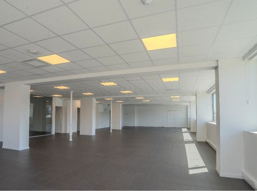 Optie 1 <br />
Kantoor glvl links 351 m² te huur met parkeerplaatsen en laadpalen ( te bespreken)<br />
- Airco en verwarming via plafondunits<br />
-