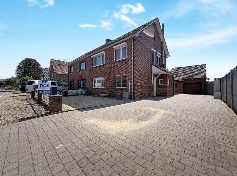 Op zoek naar een comfortabele gezinswoning met veel ruimte, zowel binnen als buiten? Deze verzorgde halfopen bebouwing aan de Hansweg 20 in Bree biedt