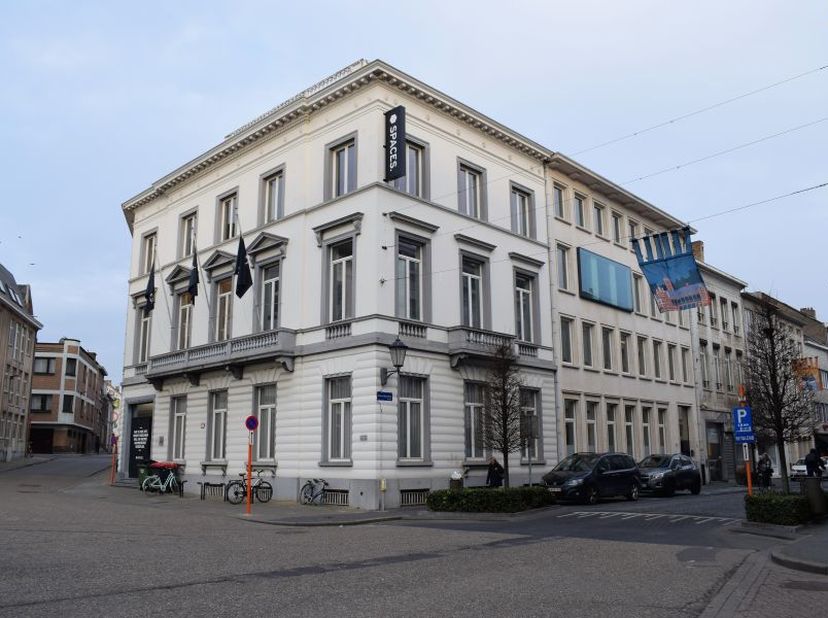Bureau tout compris à Louer à Malines : Espace de travail professionnel à proximité de la gare de Malines. À partir de 24 m². Entièrement meublé, avec