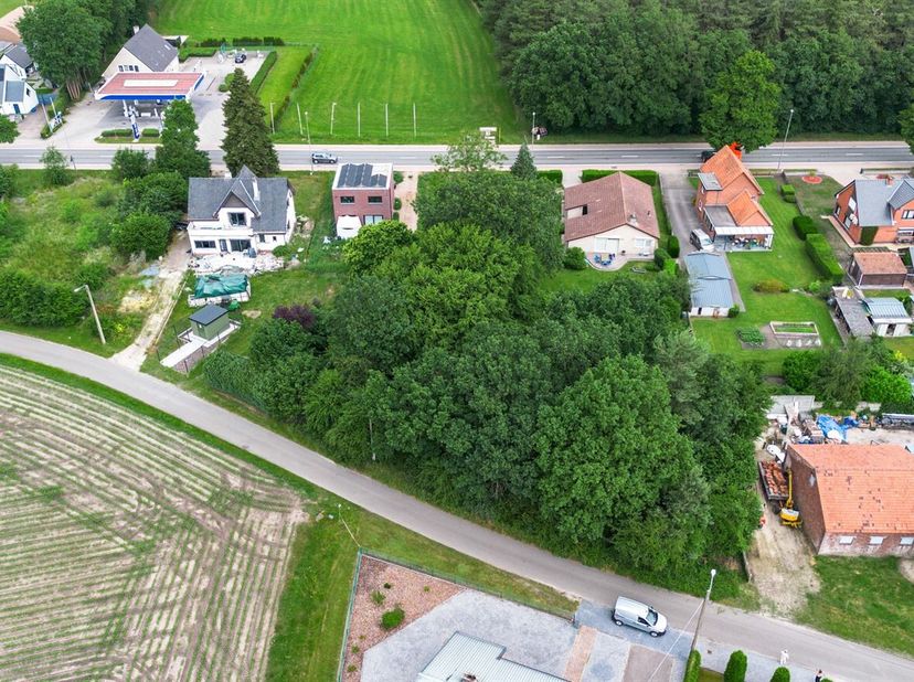 Bouwgrond voor vrijstaande woning<br />
Bouwvoorschriften:<br />
Bouwdiepte ( te meten vanaf de voorbouwlijn):<br />
-op het gelijkvloers maximaal 17m