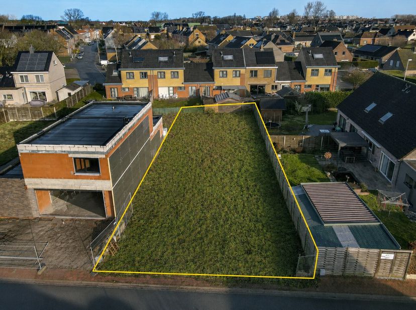 Rustig gelegen perceel bouwgrond van 487 m² voor halfopen bebouwing (koppelbouw). Ideaal voor het realiseren van een ruime gezinswoning met 2 bouwlage