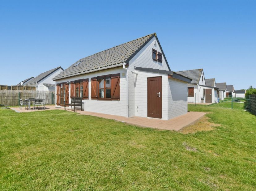 In Harendijke vinden we dit charmante vissershuisje terug op een perceel van 200 m². De woning werd gebouwd in 2008 en beschikt over een bewoonbare op