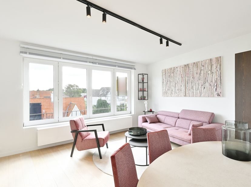 Volledig gerenoveerd appartement met een uniek zicht over de villa’s te Churchilllaan.<br />
Ideaal gelegen 2-slaapkamer appartement waar u kunt genie