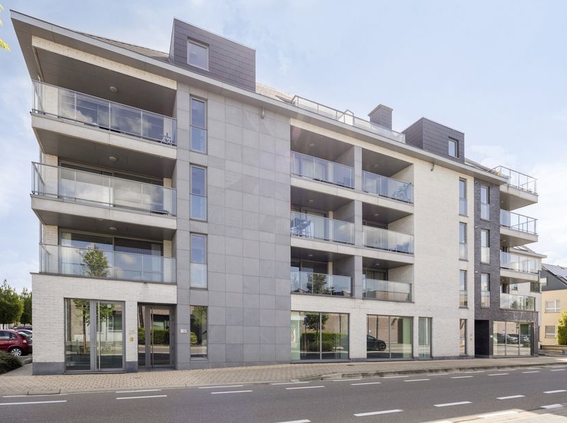 Situé à un emplacement d’angle privilégié au centre d’Aarschot, à proximité immédiate de la gare, cet espace de bureaux moderne et prêt à l’emploi en