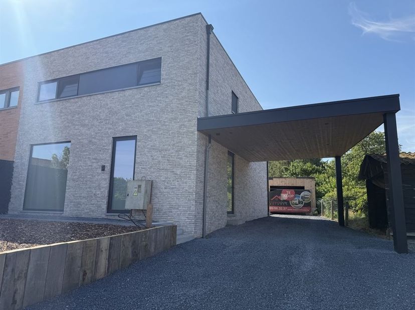 Stijlvolle nieuwbouwwoning met moderne architectuur, met kelder, garage en carport, in een rustige, groene omgeving<br />
<br />
Troeven<br />
- Ca