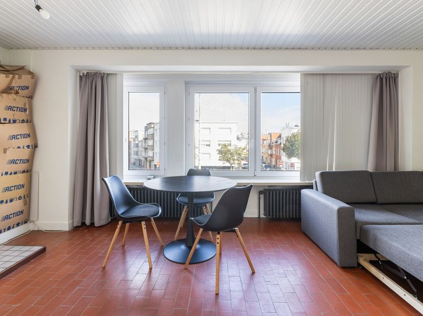 Blankenberge: Verhuurd appartement met 2 slaapkamers, terras en garage (inclusief) te koop in het centrum. Op de 2e verdieping van deze kleinschalige