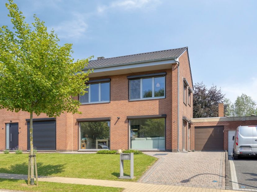 Instapklare halfopen bebouwing met prachtige zuidoostgerichte tuin<br />
<br />
Op zoek naar een instapklare en uitstekend onderhouden woning met een