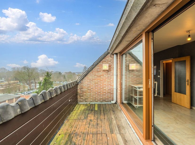 2-slaapkamer dakappartement te koop gelegen op de vierde verdieping langs de Stationsstraat te centrum Gistel. Vlakbij winkels, openbaar vervoer en sc