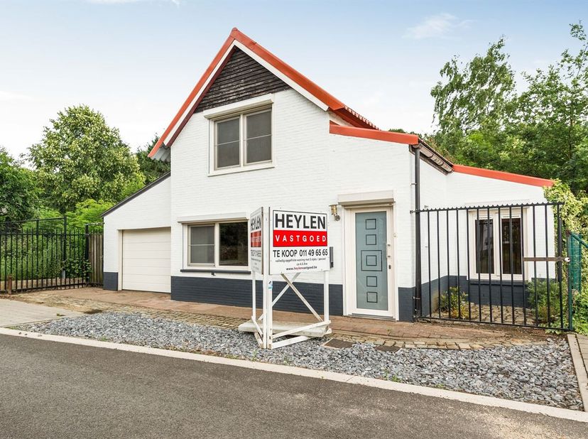 Deze woning geniet van een gunstige ligging in Tessenderlo-Ham, vlak bij de E313. Dankzij de vlotte verbindingen bereikt u eenvoudig omliggende steden