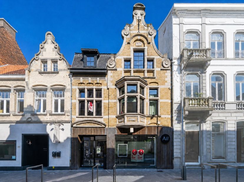Deze uitzonderlijke karaktereigendom in het hart van Izegem is zonder twijfel een van de meest unieke panden die vandaag op de markt komen. Gelegen op