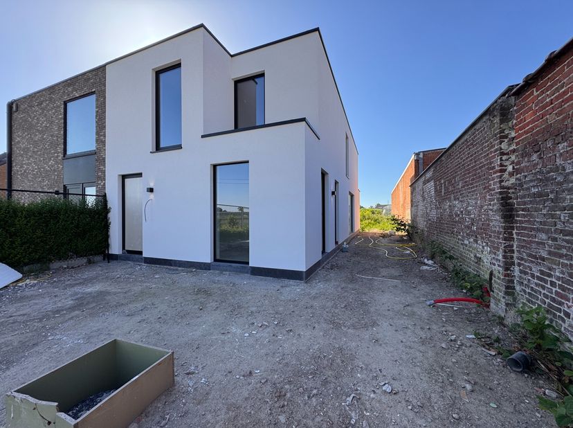Deze halfopen bebouwing combineert een doordachte indeling met een aangename woonbeleving. De woning beschikt op het gelijkvloers over een afzonderlij