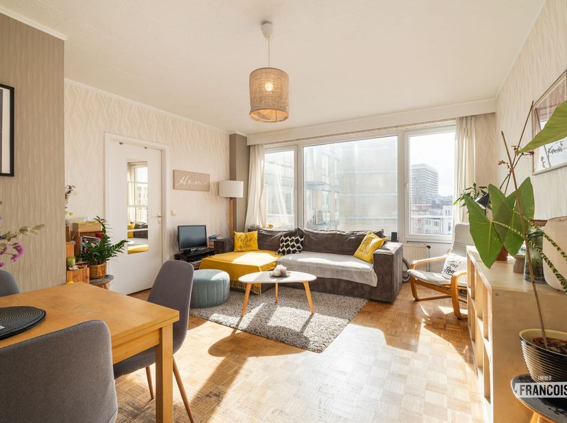 Bent u op zoek naar een instapklaar appartement op een uitstekende locatie in Brussel? Dan zal dit charmante 1-slaapkamerappartement in Residentie Aig