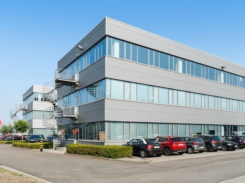 750m² kantoorruimte (opsplitsbaar in 2 delen)<br />
Ligging: vlakbij E313<br />
<br />
Specificaties: dubbel glas, ingedeeld, verlaagd tegelplafond, i