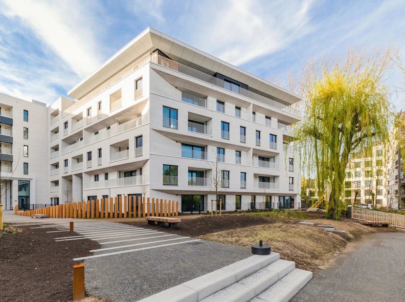 Het gloednieuwe W project biedt u op de 2de verdiep., een 2 slpk appartement (Design afwerking), waarvan de leefruimte is uitgebreid met een super ing