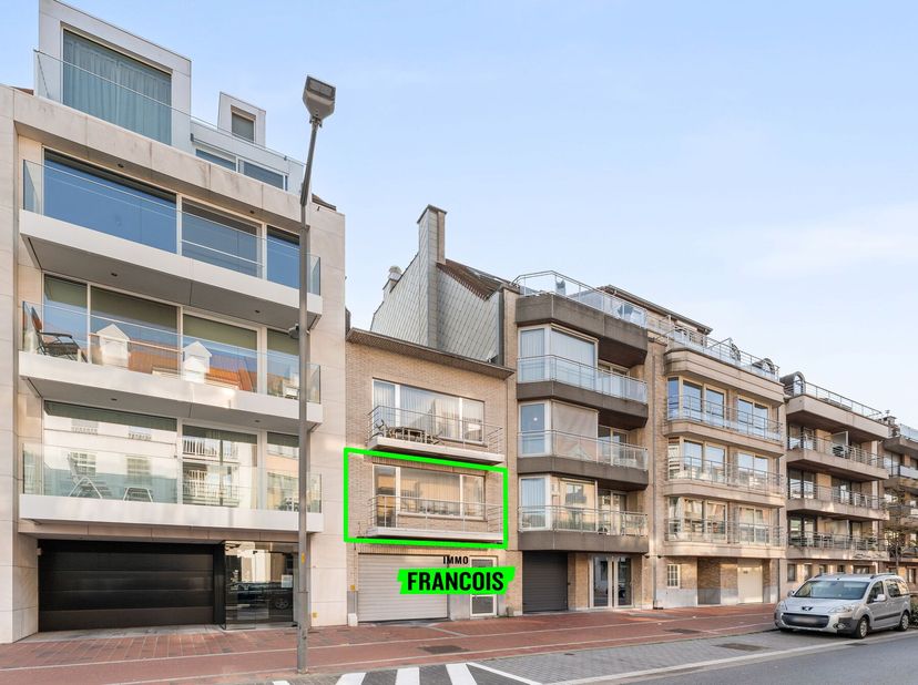 Ontdek dit appartement gelegen in een kleinschalige residentie in het hartje van Knokke. Bij het betreden van het appartement wordt u verwelkomd in ee