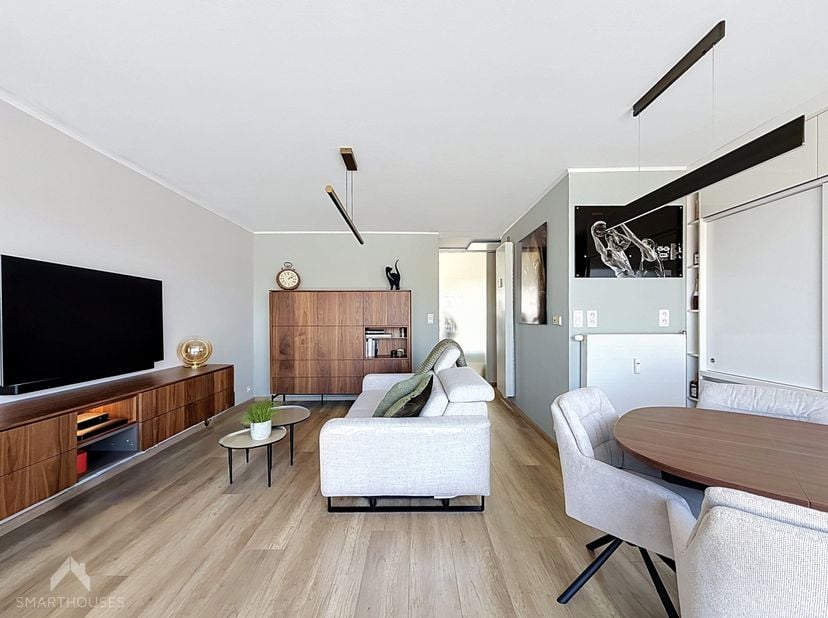 Dit instapklare dakappartement combineert comfort, privacy en een uitstekende ligging. Het appartement bestaat uit een inkomhal met vestiaire, een rui