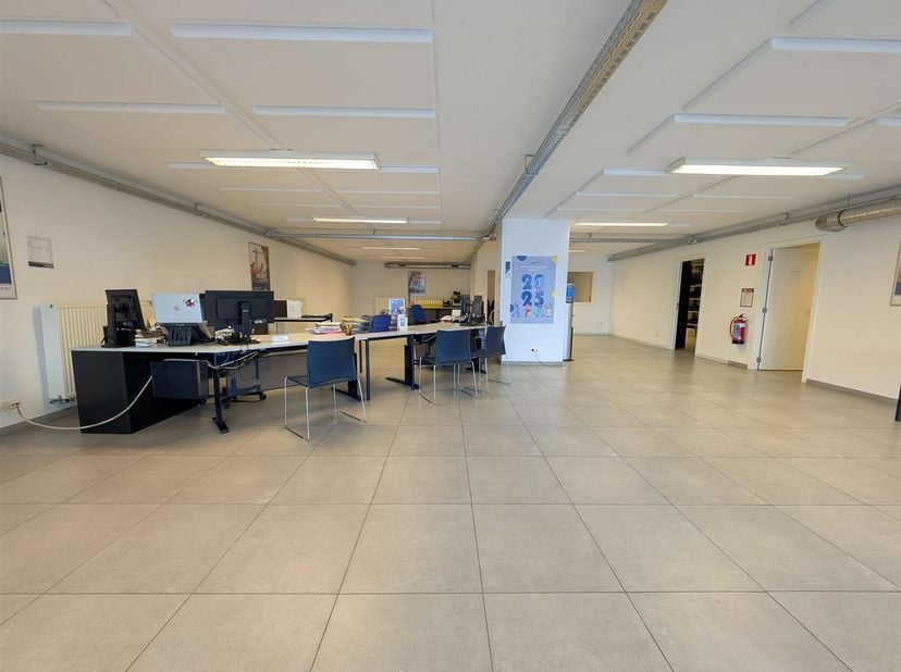 Ruime kantoorruimte op centrale locatie in Mortsel<br />
<br />
 Ligging: Gunstig gelegen op de Antwerpsestraat te Mortsel. Het heeft een erg goede