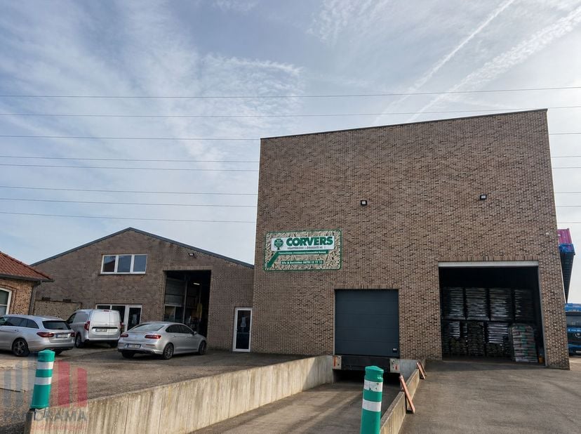 Bâtiment industriel d'une superficie totale de terrain de 3.140 m² et d'une surface bâtie de 1.235 m², composé de deux vastes halls de stockage et de