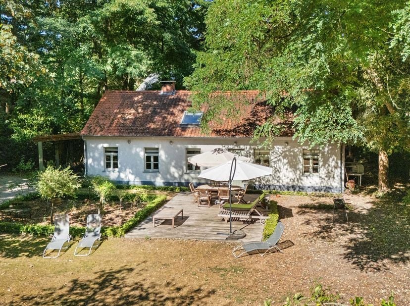 Verkoop van een vennootschap met landhuis in een residentiële omgeving nabij het centrum van Keerbergen met een bewoonbare oppervlakte van 169 m². Dez