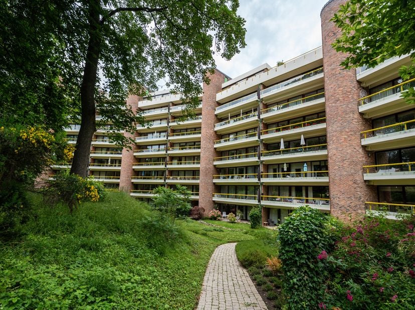 WOLUWE-SAINT-PIERRE, ruim APPARTEMENT (4 slaapkamers/2 badkamers) met een bewoonbare oppervlakte van ±150 m² en een terras in een gebouw uit 1977. Het
