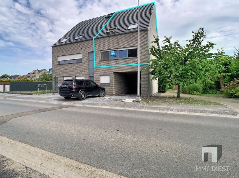 Duplex appartement met 3 slaapkamers te koop!<br />
<br />
Ligging: Op wandelafstand van de markt van Halen bevindt zich dit ruime duplex appartemen