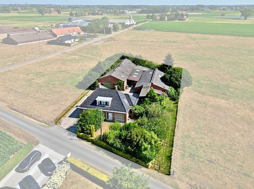 Deze prachtige hoeve is uitstekend gelegen op een ruim perceel van 1.620 m² en geniet van een groene, rustige omgeving met prachtige vergezichten. Teg