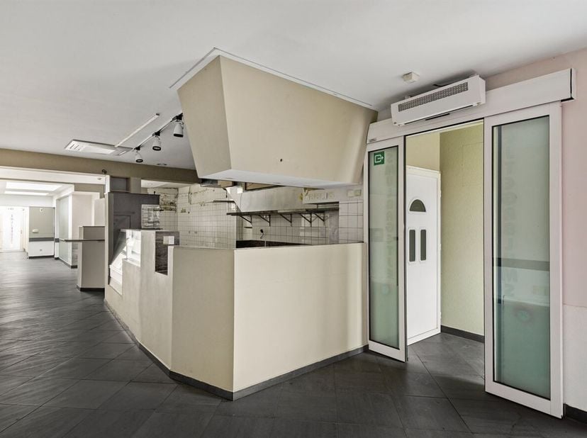 Handelsgelijkvloers met duplex appartement te koop in Hoboken!<br />
Ligging:<br />
Dit veelzijdige handelspand is gelegen op een vlot bereikbare loca