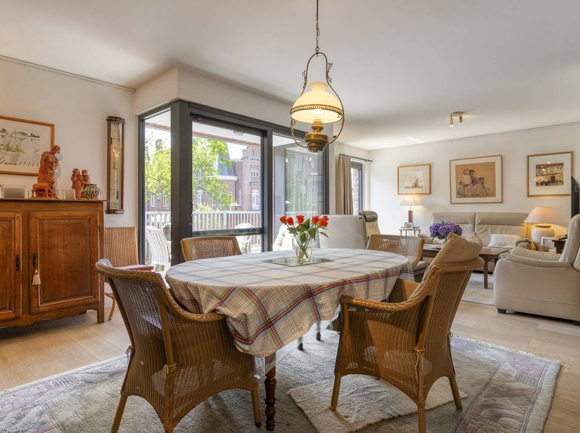 Dit ruime appartement met een bewoonbare oppervlakte van 121 m² combineert comfort, ruimte en een uitstekende ligging pal in het centrum van Heule. Ee