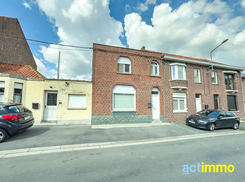 Au calme absolu, en bordure de campagne, maison d'habitation avec 3 chambres, terrasse et grand jardin. Chauffage central gaz. PEB : C. Installez-vous