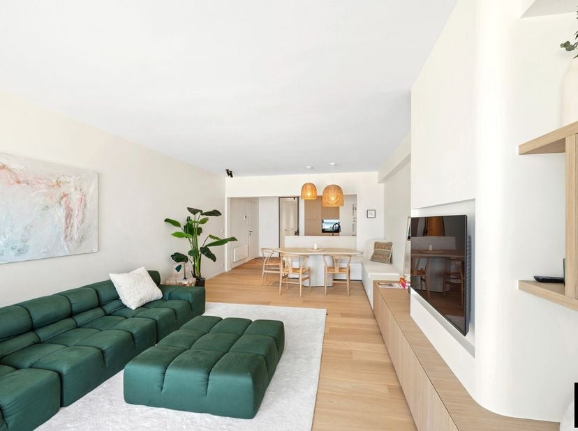 Prachtig vakantie appartement met 3 slaapkamers, volledig vernieuwd in de Zuiderse Ibiza-stijl, op een toplocatie te Zeedijk-Zoute. <br />
In de nabij