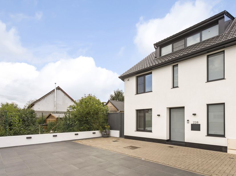 Deze schitterend afgewerkte woning werd in 2021 volledig gerenoveerd met oog voor kwaliteit, comfort en luxe. De aangename achterbouw zorgt voor een m