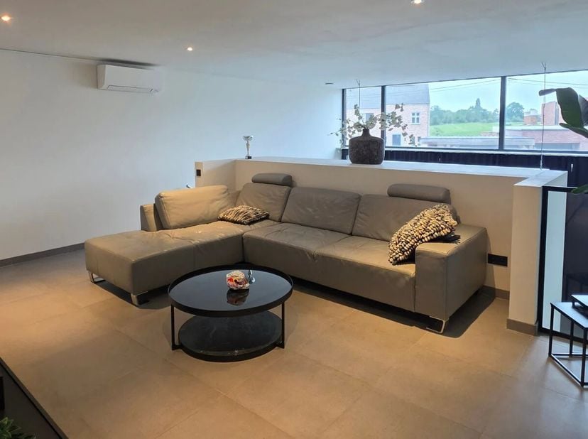 ENERGIEZUINIG EN ZEER KWALITATIEF APPARTEMENT MET 2 SLPK VAN 114,41 M² IN TONGEREN.<br />
Kwalitatief wonen op een centrale locatie in een recent gebo