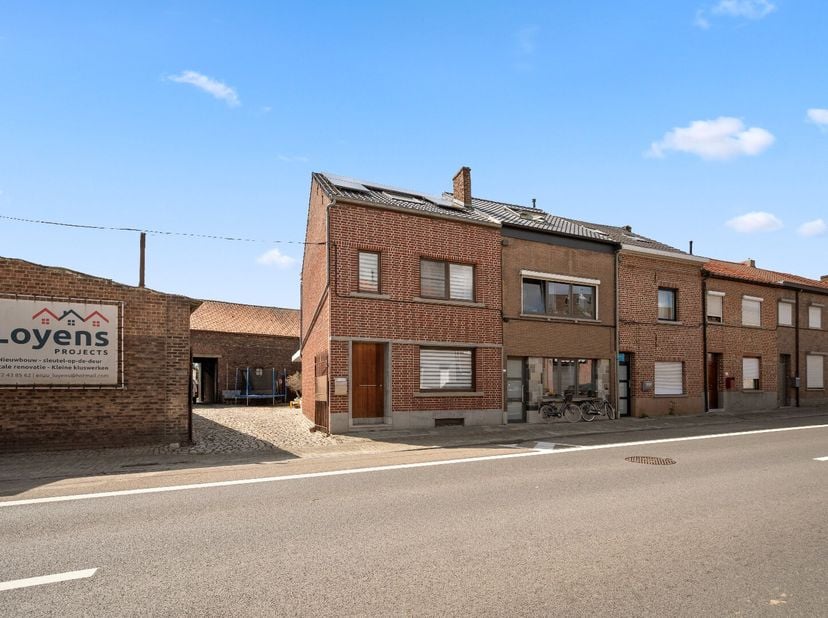 Bent u op zoek naar een instapklare woning met veel ruimte en tal van mogelijkheden? Dan is deze eigendom aan de Diestsesteenweg 222 te Tienen zeker e