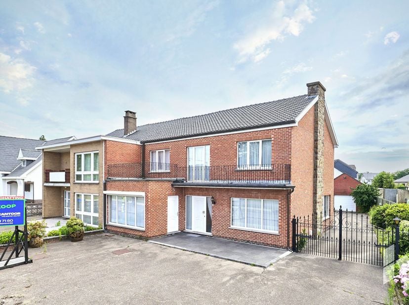 Ruime centrumwoning (224 m²) met 4 tot 5 slaapkamers en een garage op een perceel van 603 m².<br />
Deze lichtrijke woning is gelegen in het centrum v