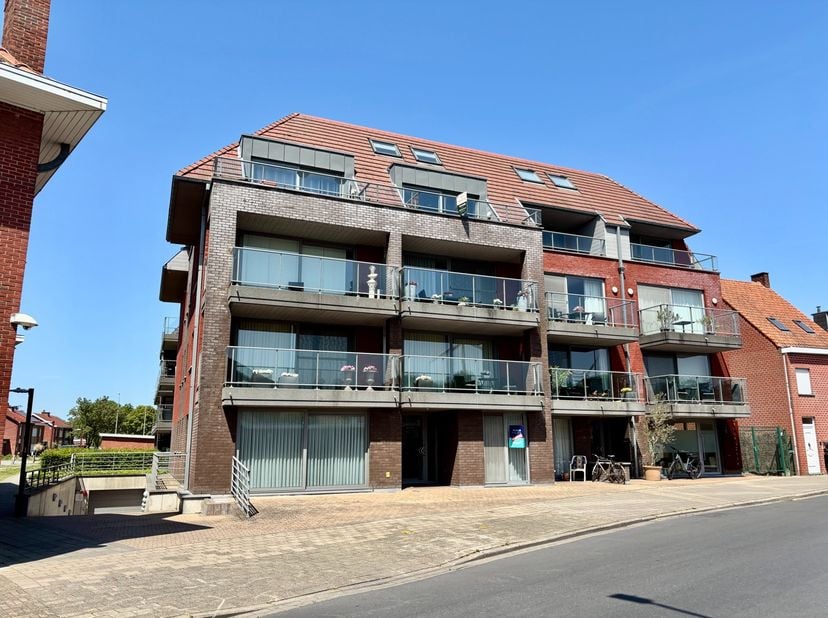 Op een rustige ligging in Kachtem bevindt zich dit ruime duplexappartement op de 3de en 4de verdieping van een verzorgd appartementsgebouw. Dankzij de