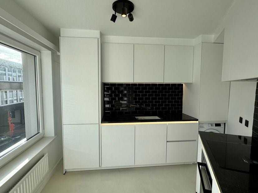 Aangenaam lichtrijk gerenoveerd hoekappartement op enkele passen van het centrum van Knokke. Indeling: Inkomhal. Ruime woon- en eetkamer met halfopen